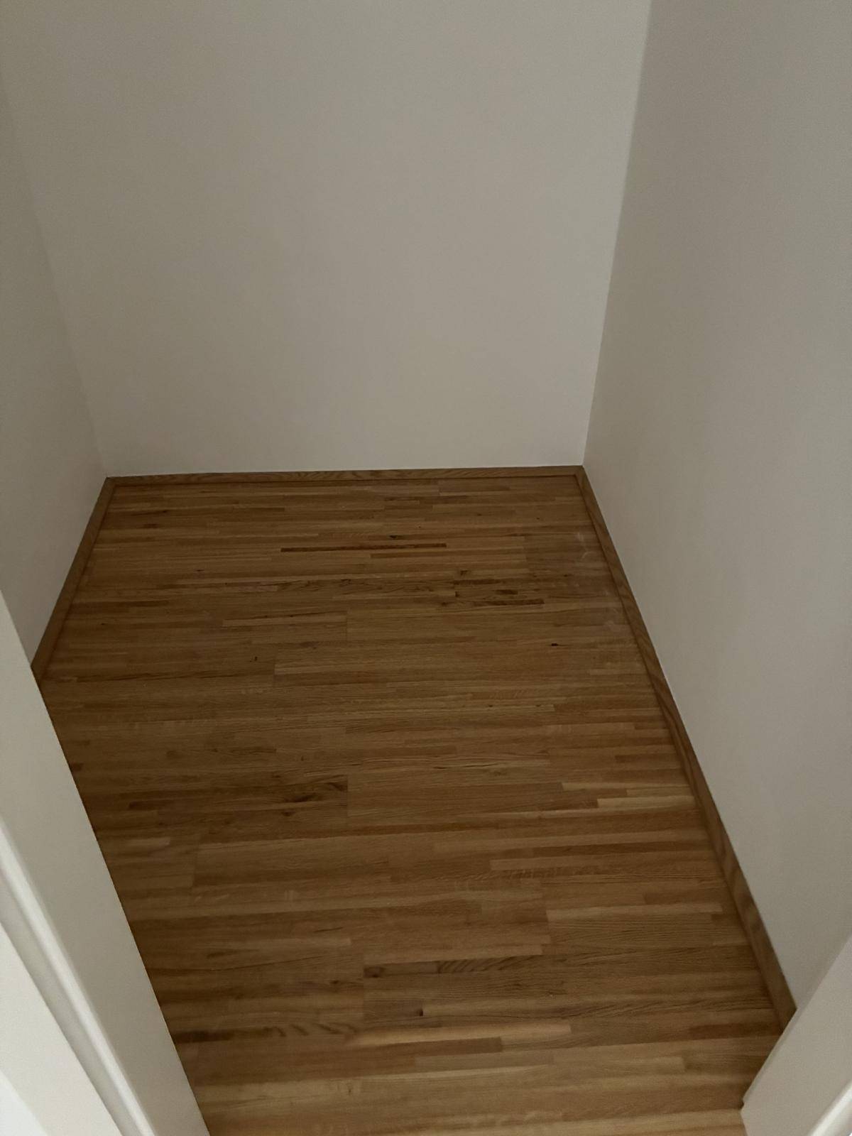 Praktischer Abstellraum mit Parkettboden für zusätzlichen Stauraum.