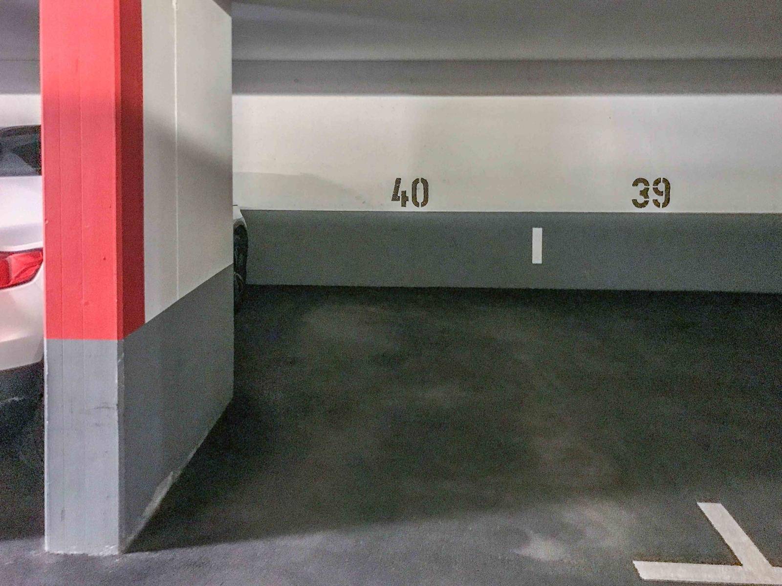 Einzelner Stellplatz in einer Tiefgarage, gekennzeichnet mit der Nummer 40 und 39.