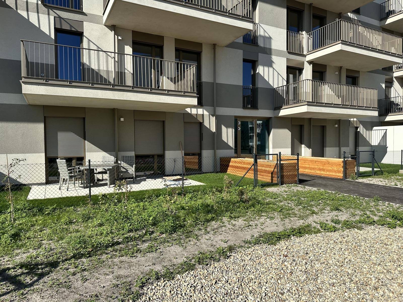 Erdgeschosswohnung mit privater Terrasse und kleinem Gartenbereich, ideal für Outdoor-Living.