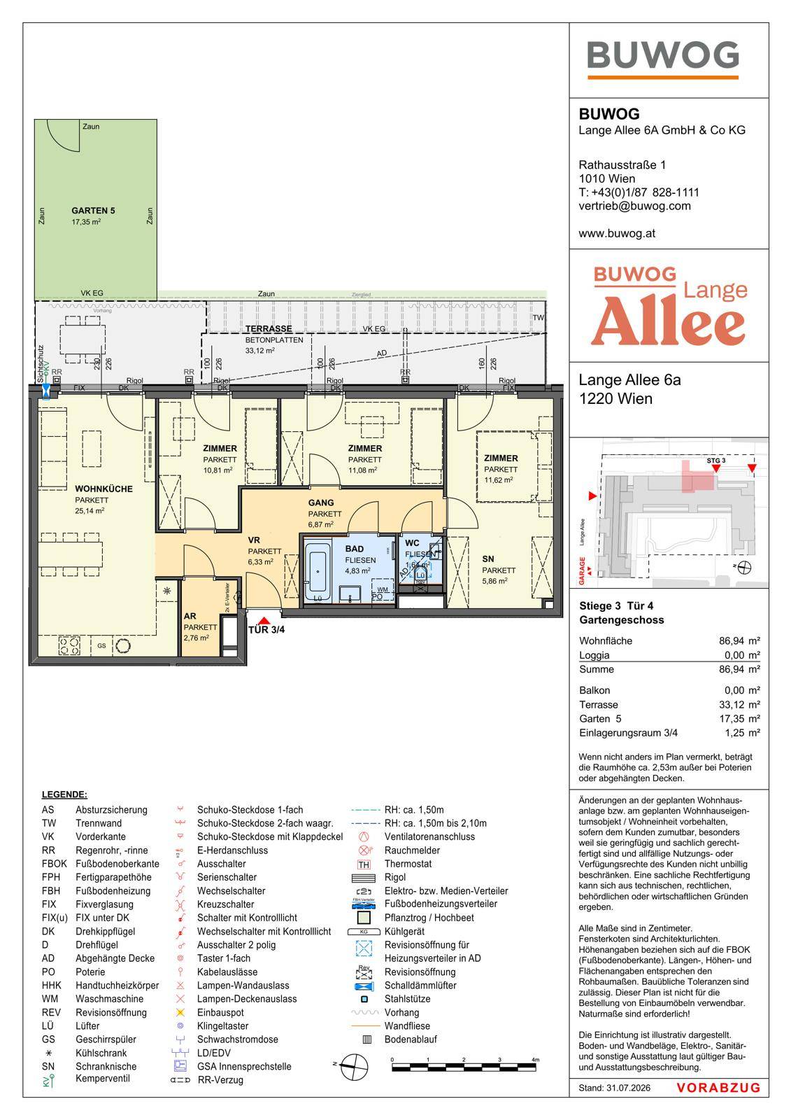Grundriss einer Gartenwohnung mit offener Wohnküche, drei Zimmern, Bad, separatem WC, großer Terrasse und eigenem Garten.