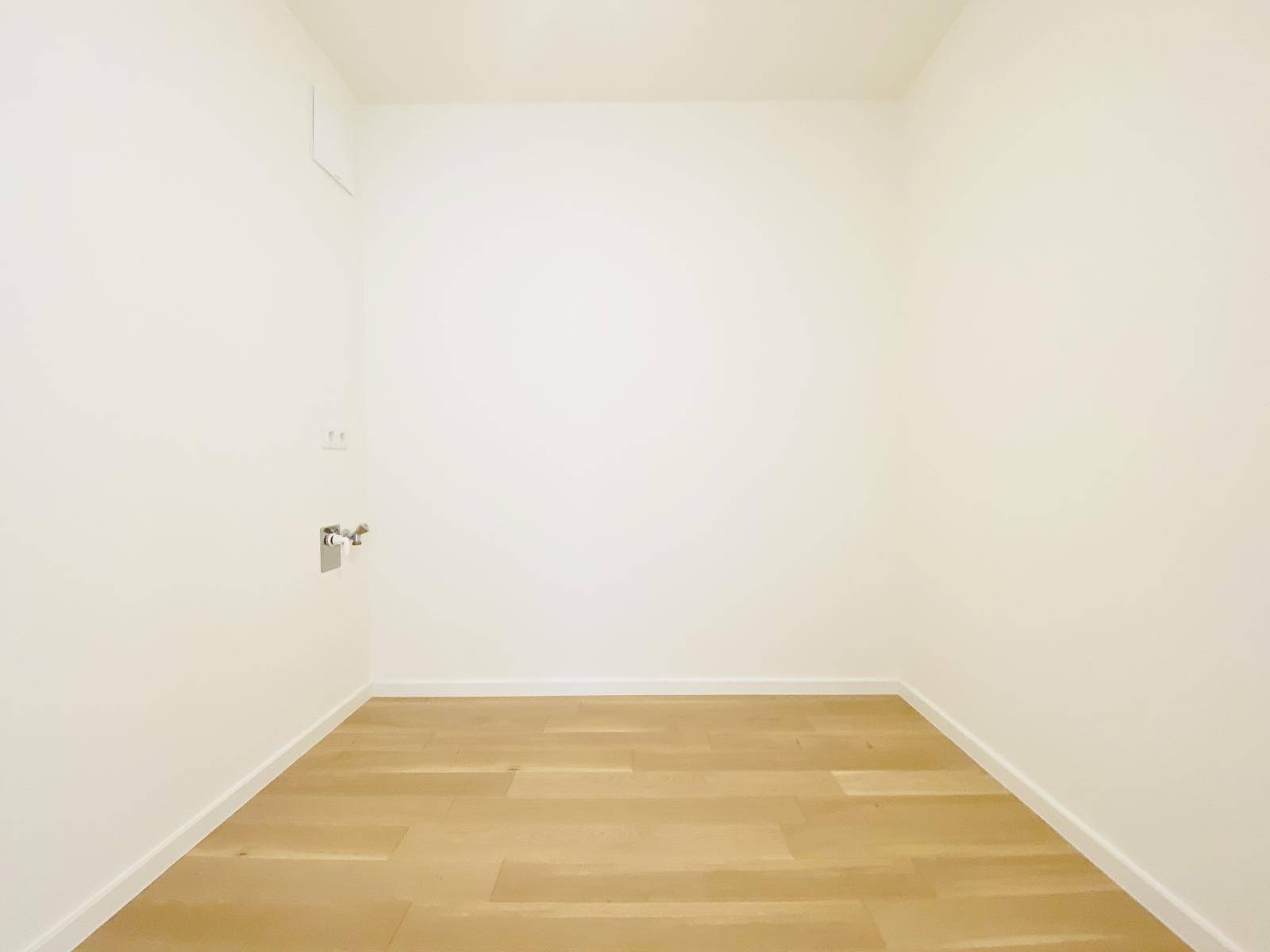 Kleiner Hauswirtschaftsraum mit Anschlüssen für Waschmaschine und Trockner.