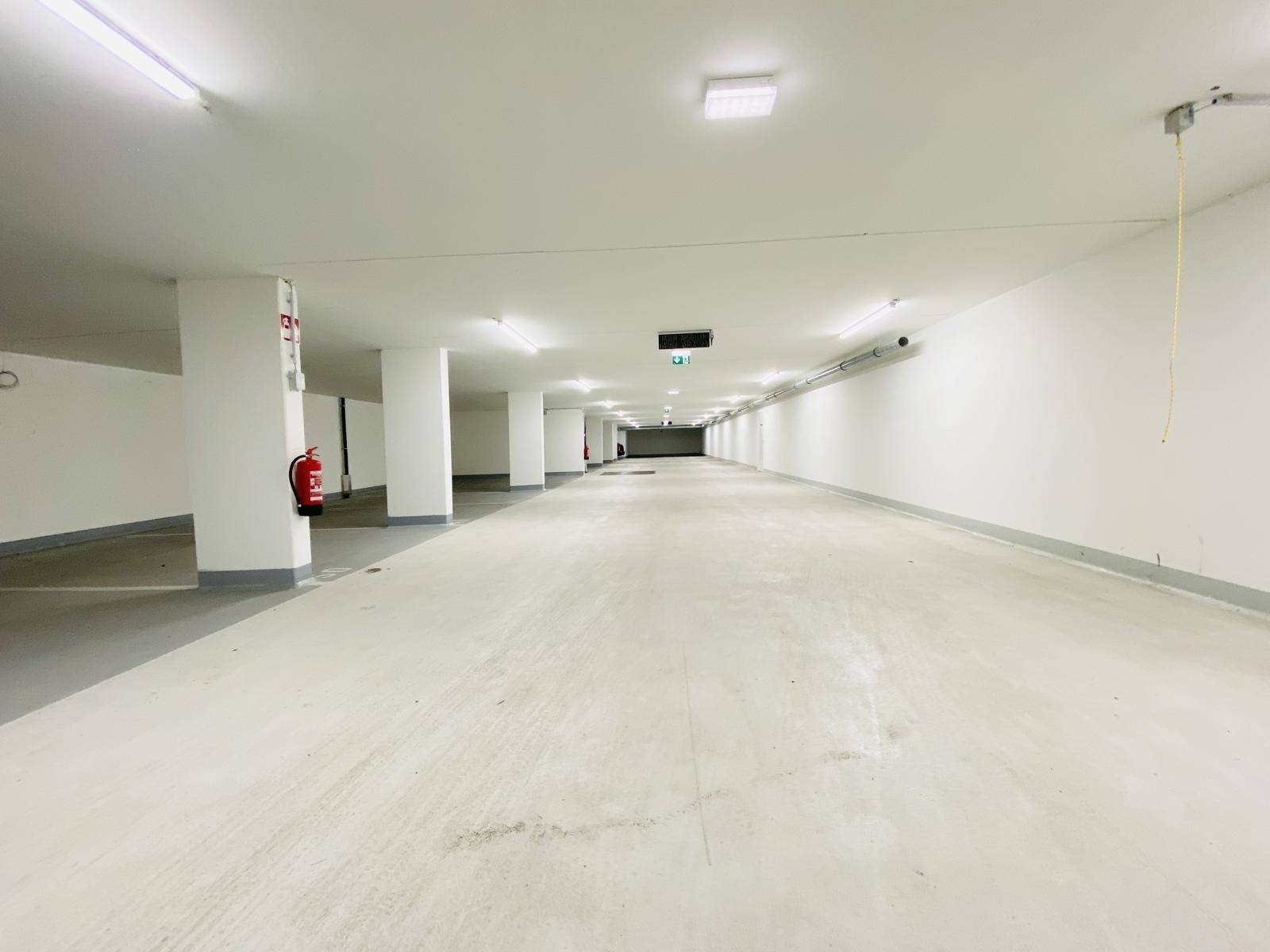 Geräumige Tiefgarage mit vielen Stellplätzen und guter Beleuchtung.
