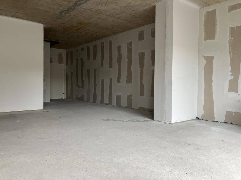 Geräumiger Rohbau mit Betonboden und unfertigen Wänden, bietet viel Potenzial für den Innenausbau.