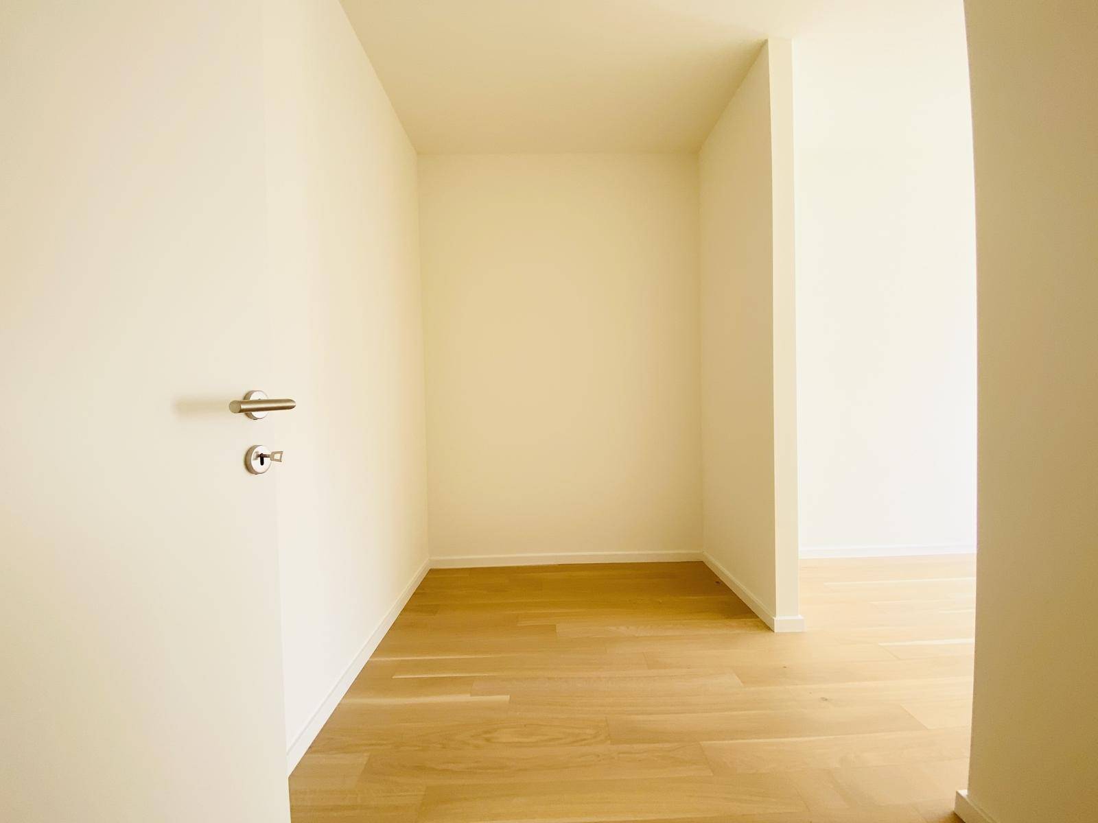 Kleiner, heller Raum mit Parkettboden, ideal als Abstellraum oder Garderobe nutzbar.