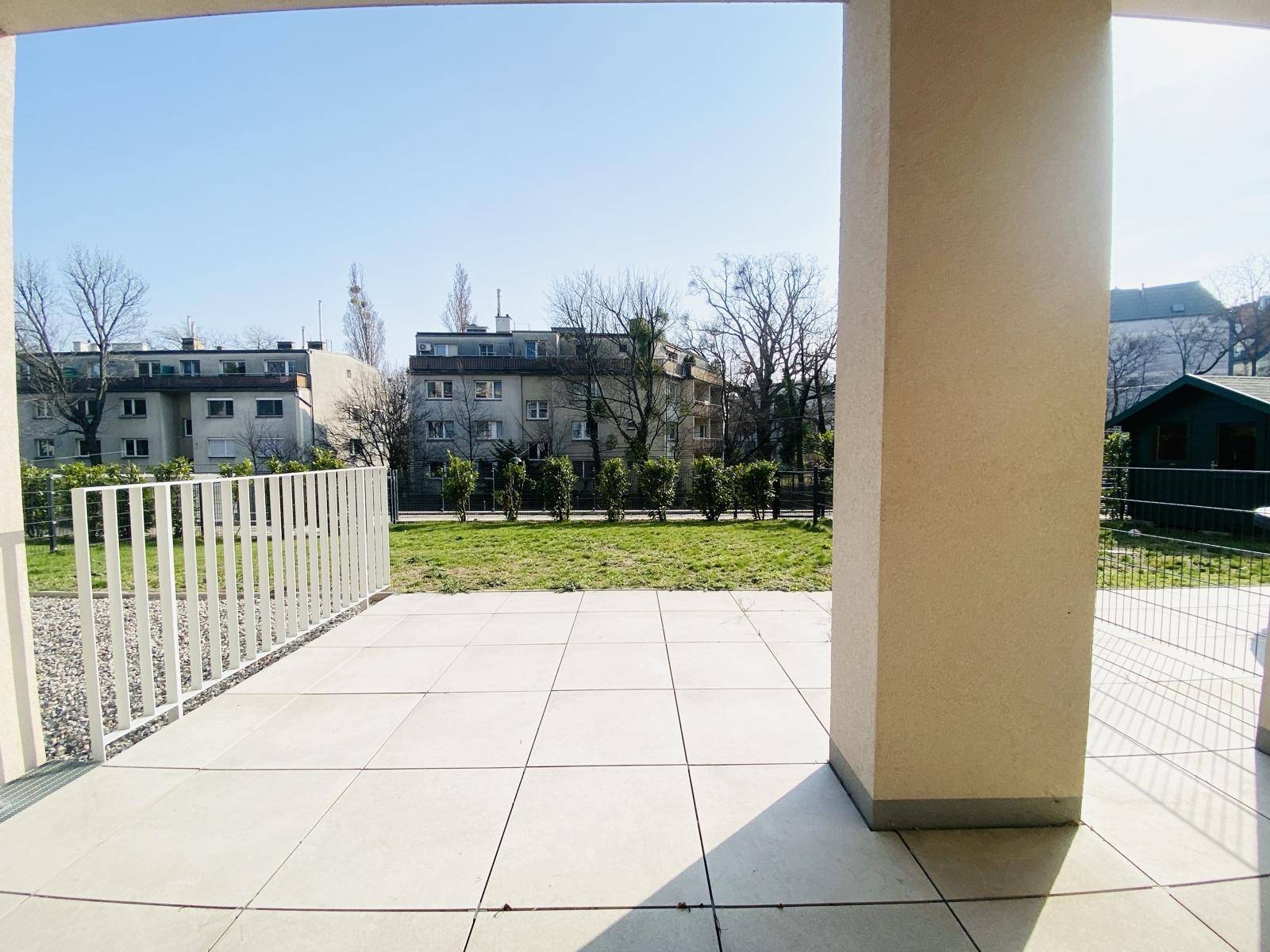 Großzügige, gepflasterte Terrasse mit Blick auf die umliegende Wohngegend.