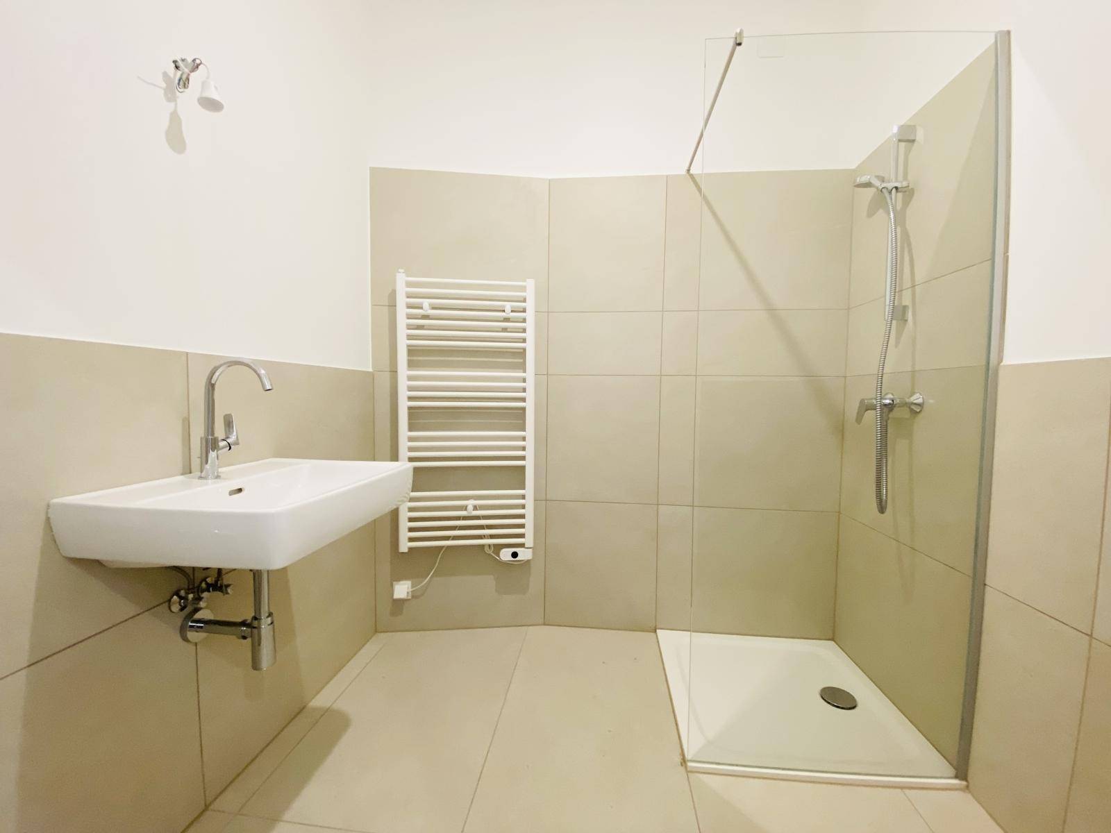 Badezimmer mit Dusche