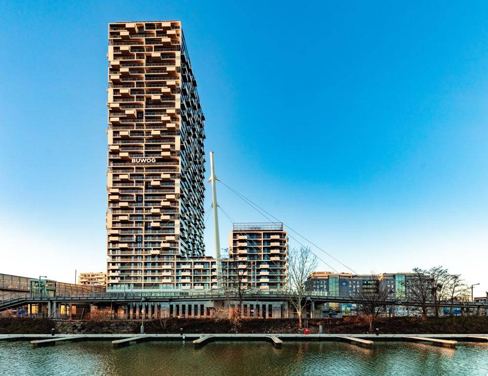 Beeindruckendes modernes Hochhaus mit einzigartiger Fassadengestaltung am Flussufer.