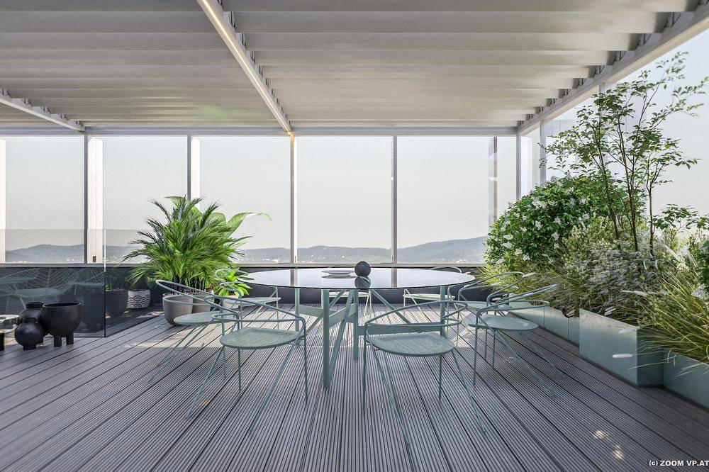 Moderne Dachterrasse mit Holzboden, Esstisch und Stühlen, umgeben von Pflanzen und weitem Landschaftsblick.