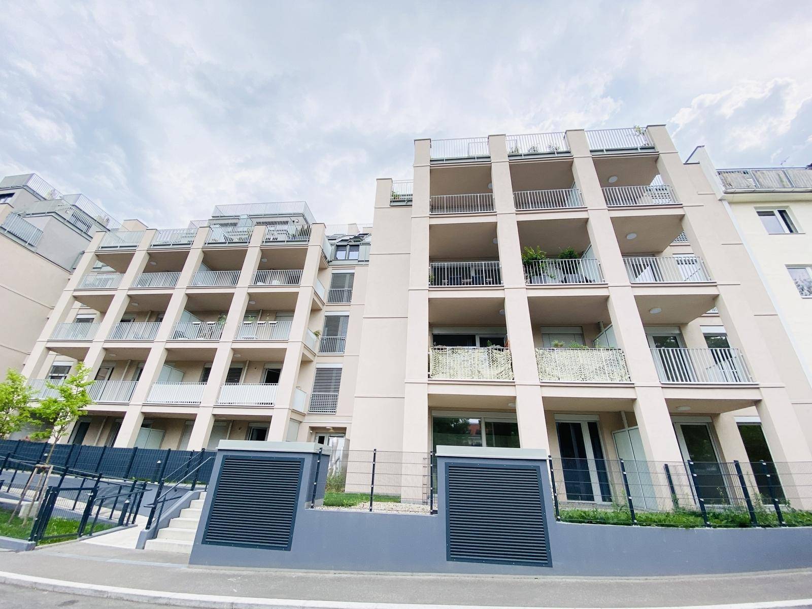 Moderne Wohnanlage mit mehreren Balkonen und zeitgenössischer Architektur, die sich harmonisch einfügt.