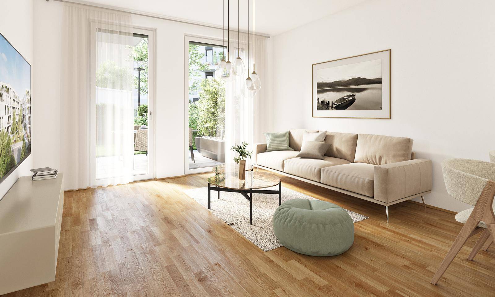 Helles Wohnzimmer mit Holzboden, modernem Sofa und Zugang zu einer Außenterrasse.
