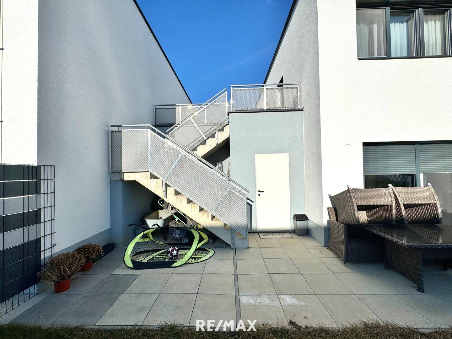 Stiege Terrasse und Zugang Garage