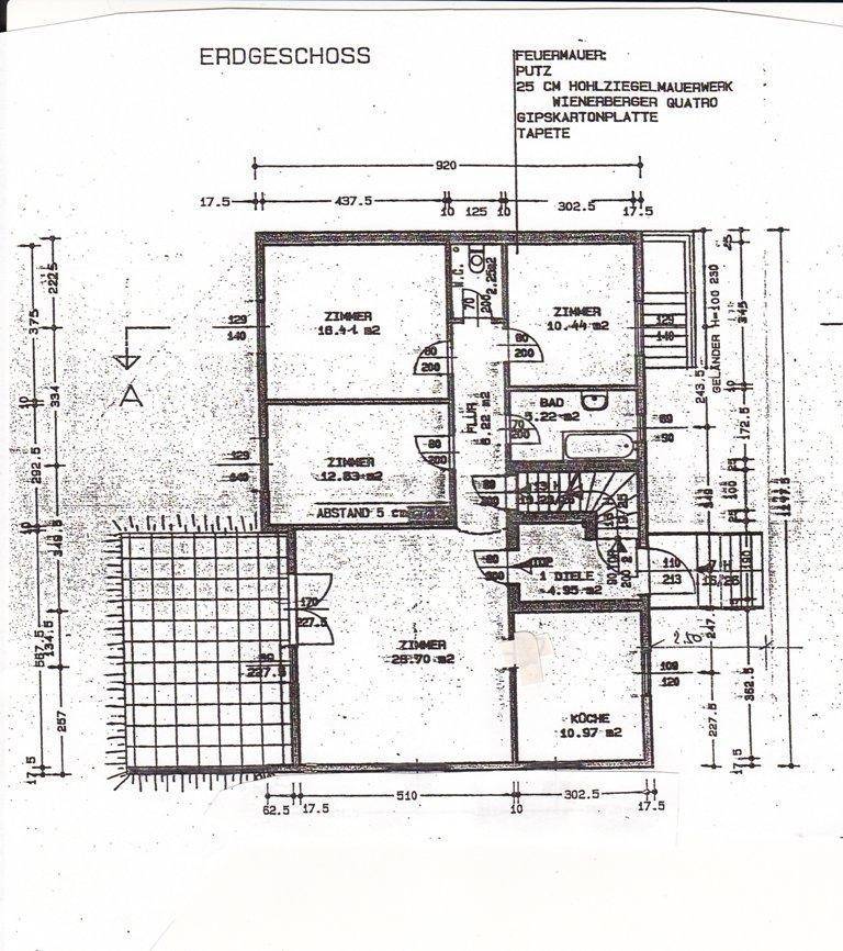 Grundriss des Erdgeschosses mit Küche, Bad und weiteren Zimmern, inklusive Maßangaben.
