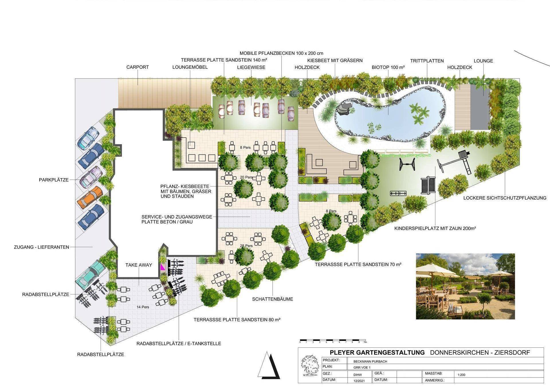 Detaillierter Gartenplan mit verschiedenen Terrassenbereichen, einem Teich, Spielplatz und Parkmöglichkeiten.