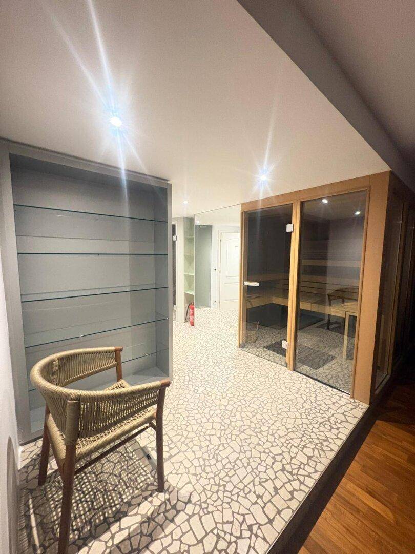 Eingangsbereich zum Wellnessbereich mit Sauna und modernem Design.