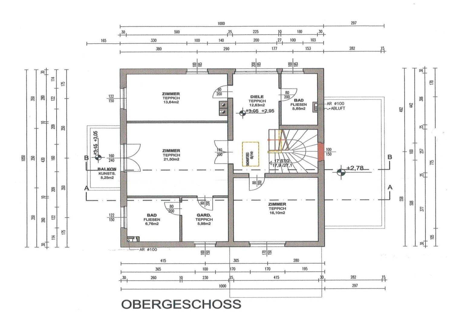 Grundriss des Obergeschosses mit Schlafzimmern, Bädern und Balkonzugang.