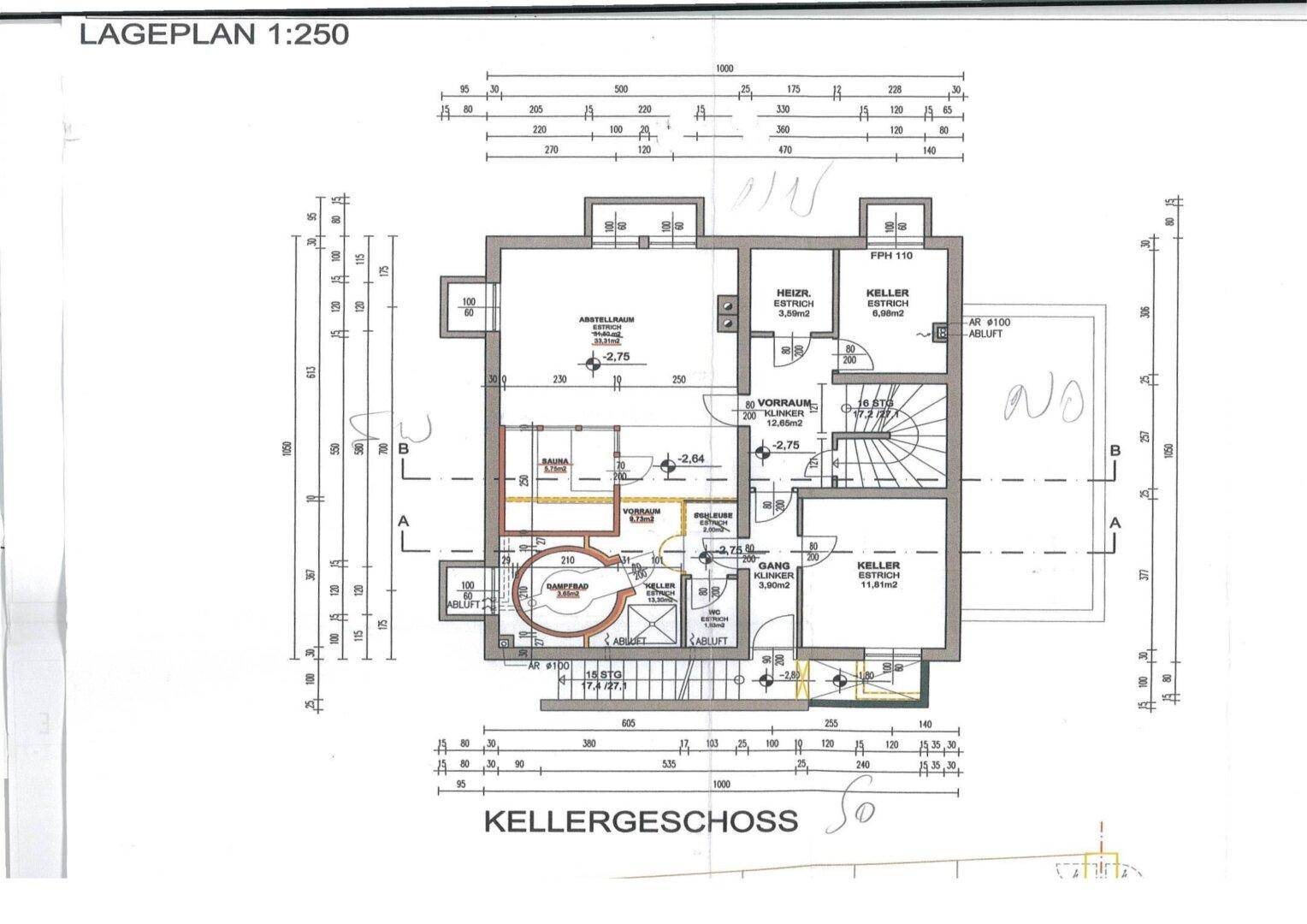 Grundriss des Kellergeschosses mit verschiedenen Räumen, Treppenaufgang und Wellnessbereich.