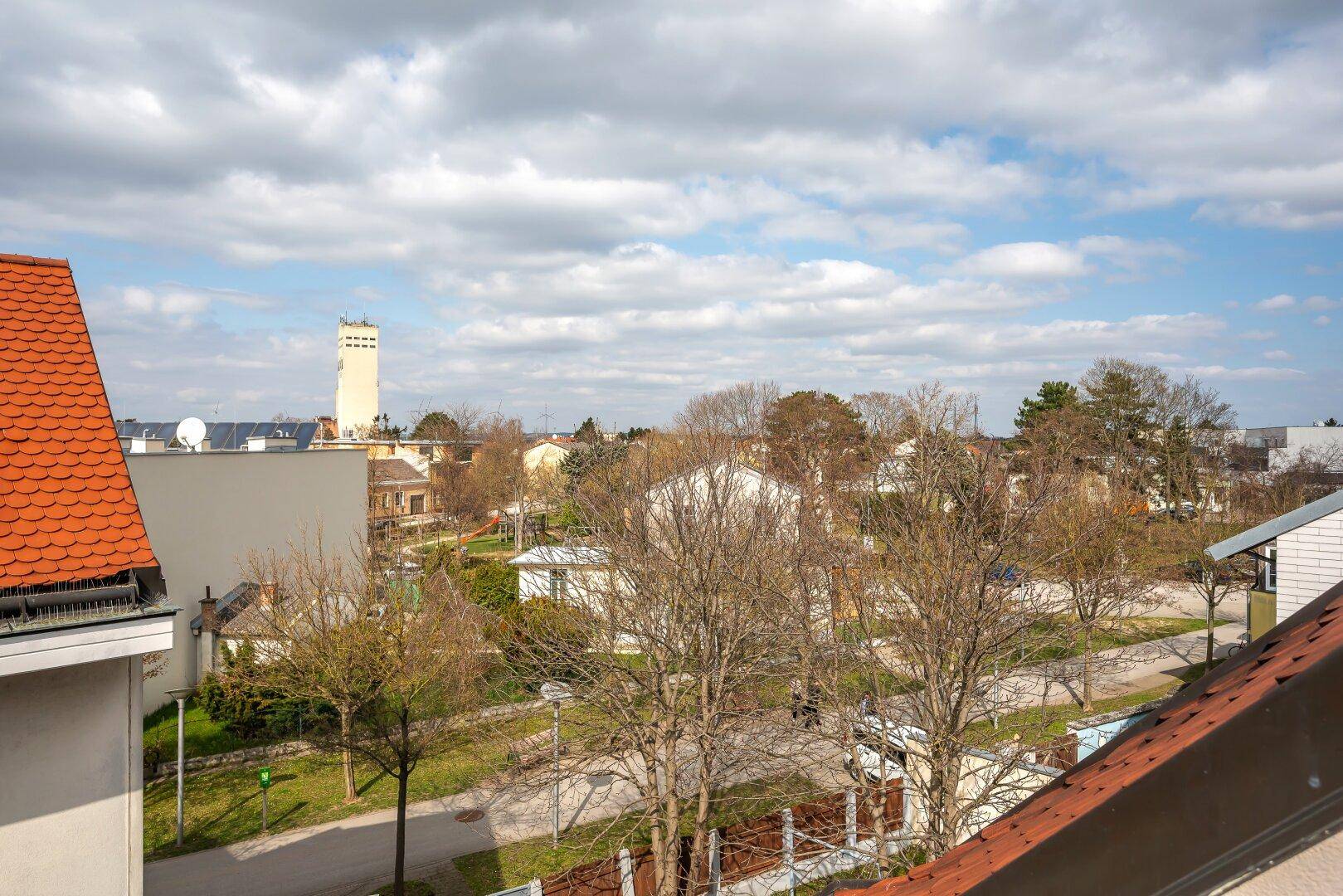 Weitläufiger Blick über die Dächer der Stadt und die umliegende Landschaft.