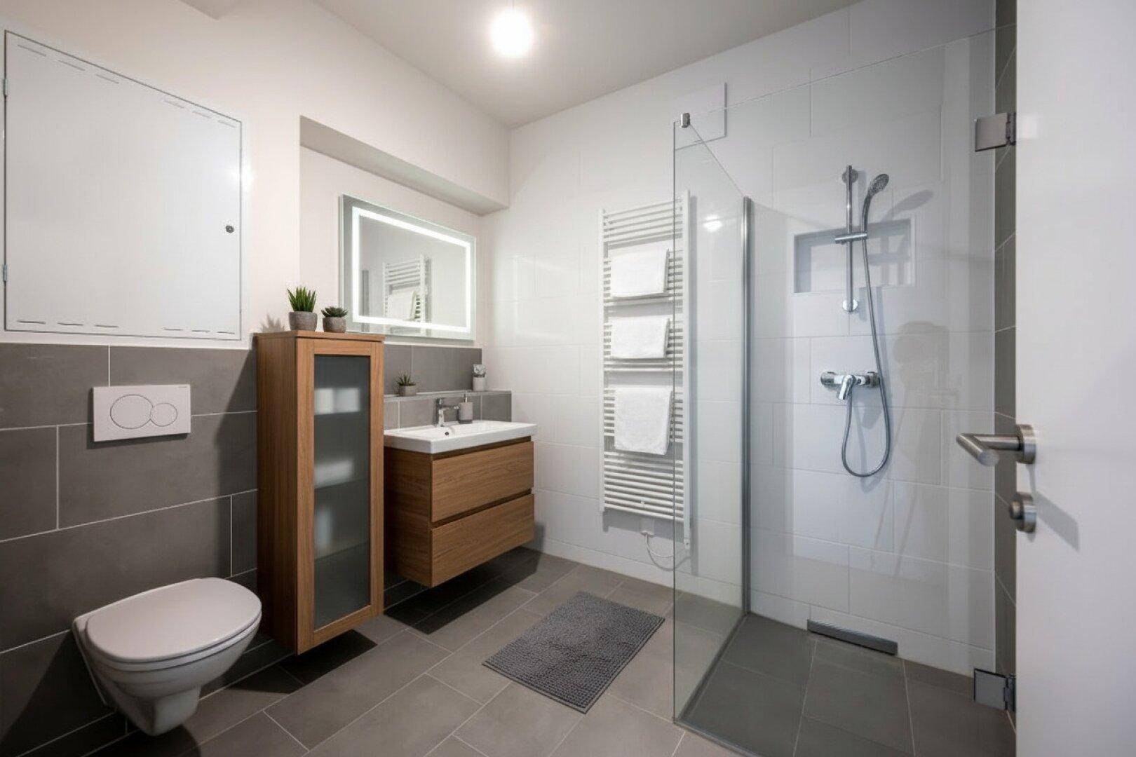 Modernes Badezimmer mit stilvollem Waschtischunterschrank, Dusche und beheiztem Handtuchhalter.
