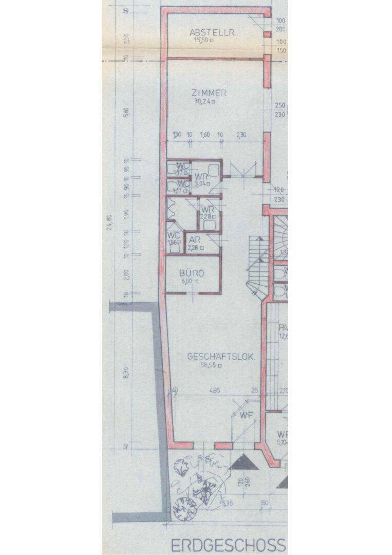 Grundriss des Erdgeschosses mit Geschäftsraum, Büro, Zimmer und Toiletten.