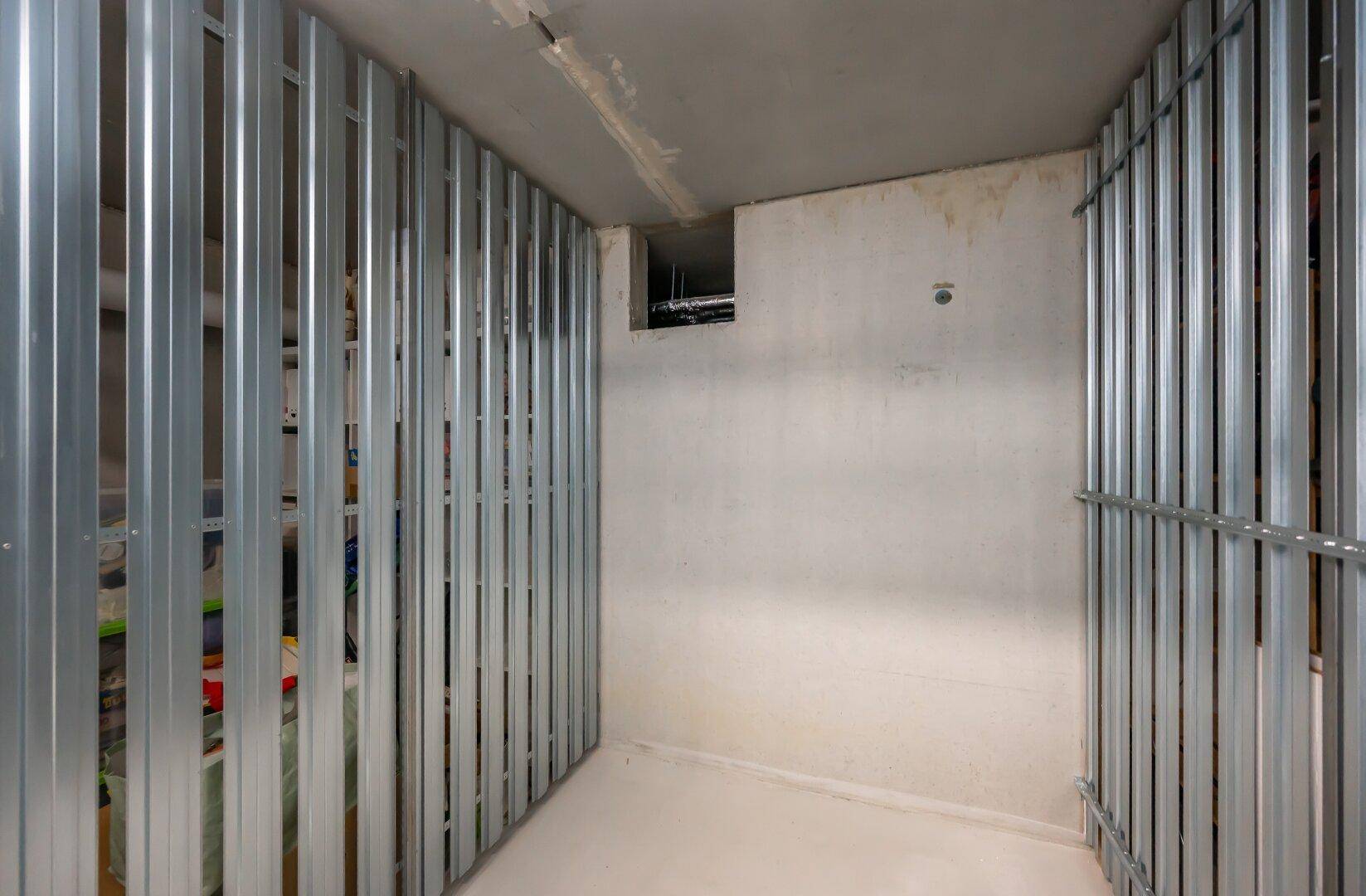 Kellerabteil mit Metallabtrennungen, bietet praktischen Stauraum für Bewohner.