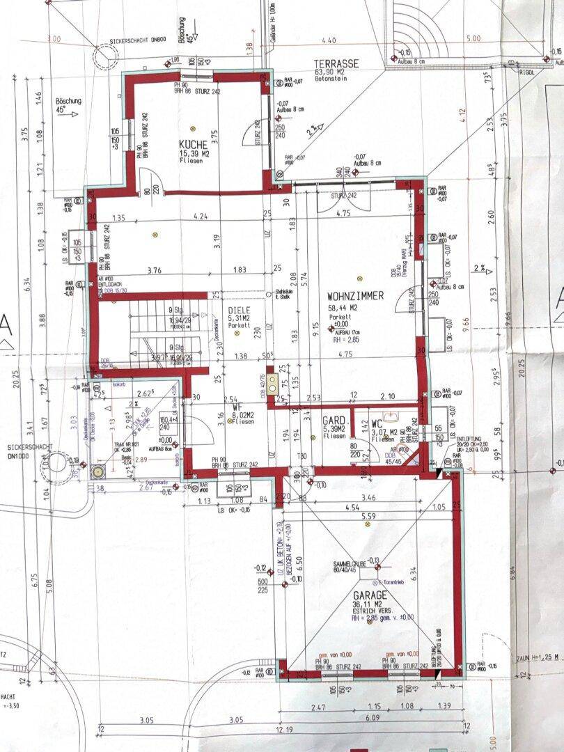 Grundriss des Erdgeschosses mit Wohnzimmer, Küche, Diele, Garage und Terrasse.