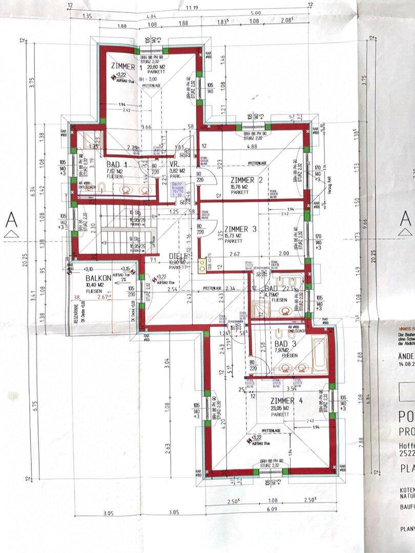 Grundriss des Obergeschosses mit vier Schlafzimmern, zwei Bädern und einem Balkon.