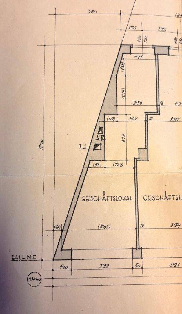 Detaillierter Grundriss eines Geschäftslokals mit eingezeichneten Maßen und Raumaufteilung.