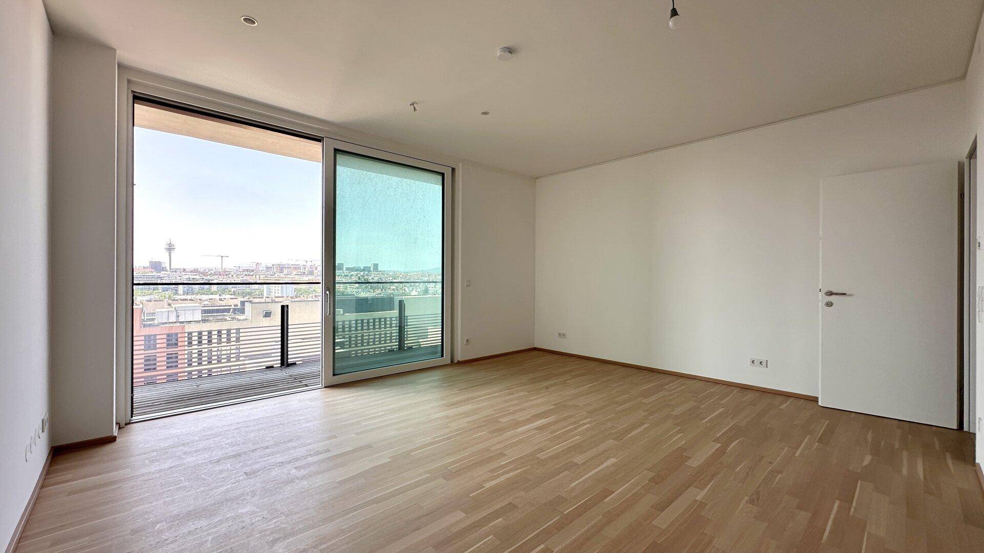 Geräumiger, heller Raum mit großen Fenstern und weitem Blick über die Stadt.