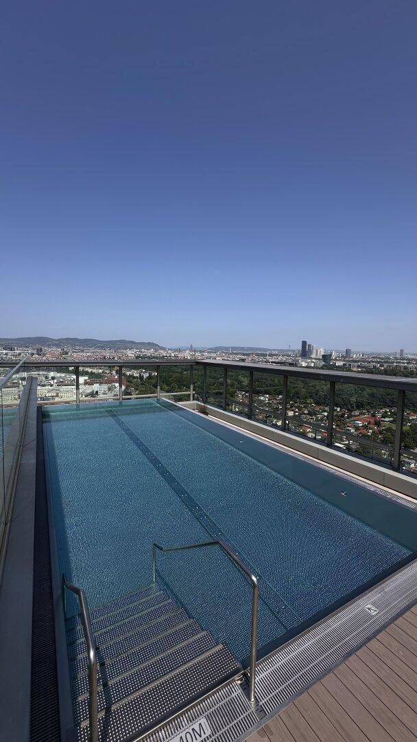 Dachpool mit atemberaubendem Panoramablick über die Stadt und die umliegende Landschaft.