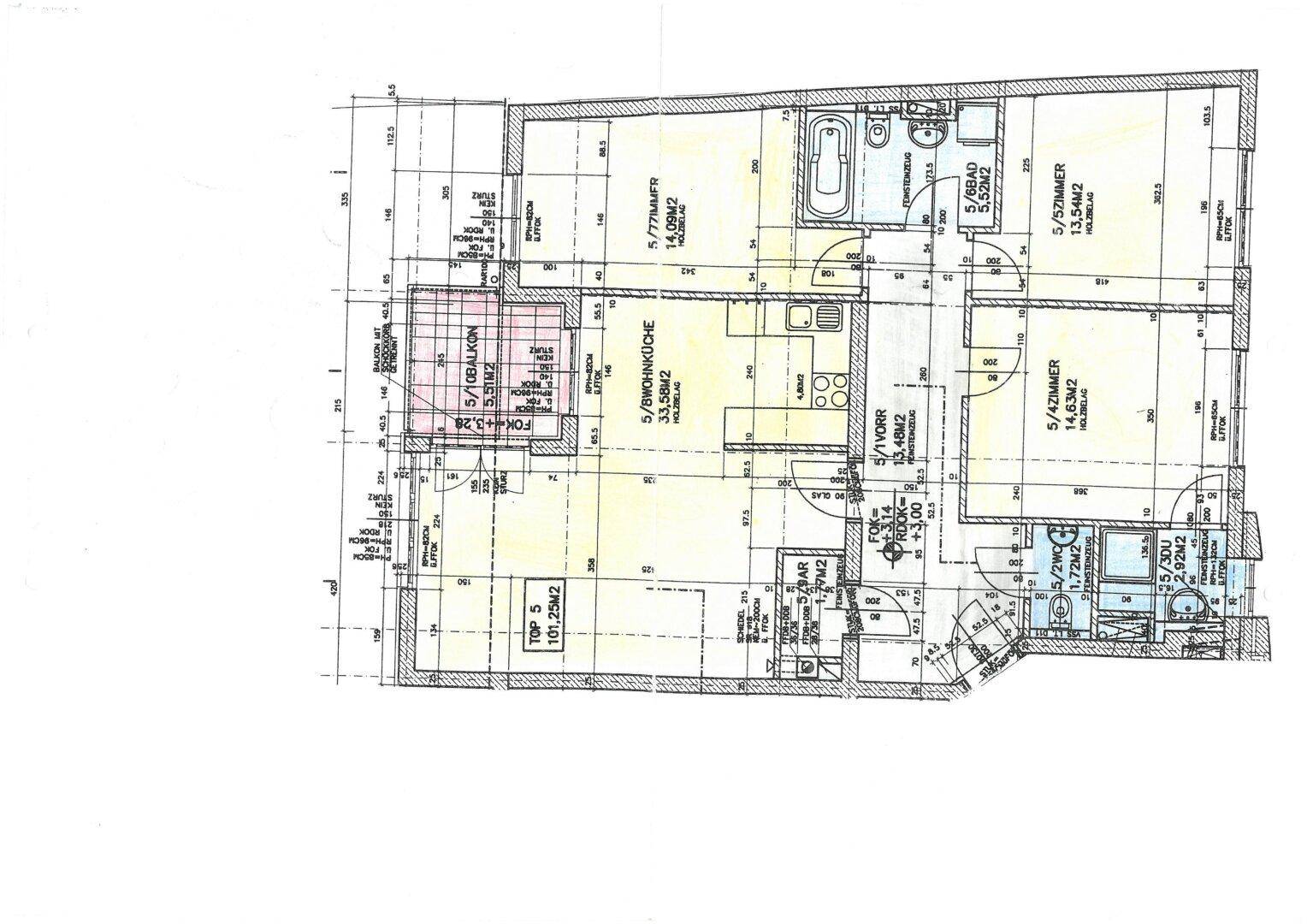 Detaillierter Grundriss einer Wohnung mit mehreren Zimmern, Balkon und Dachschrägen.