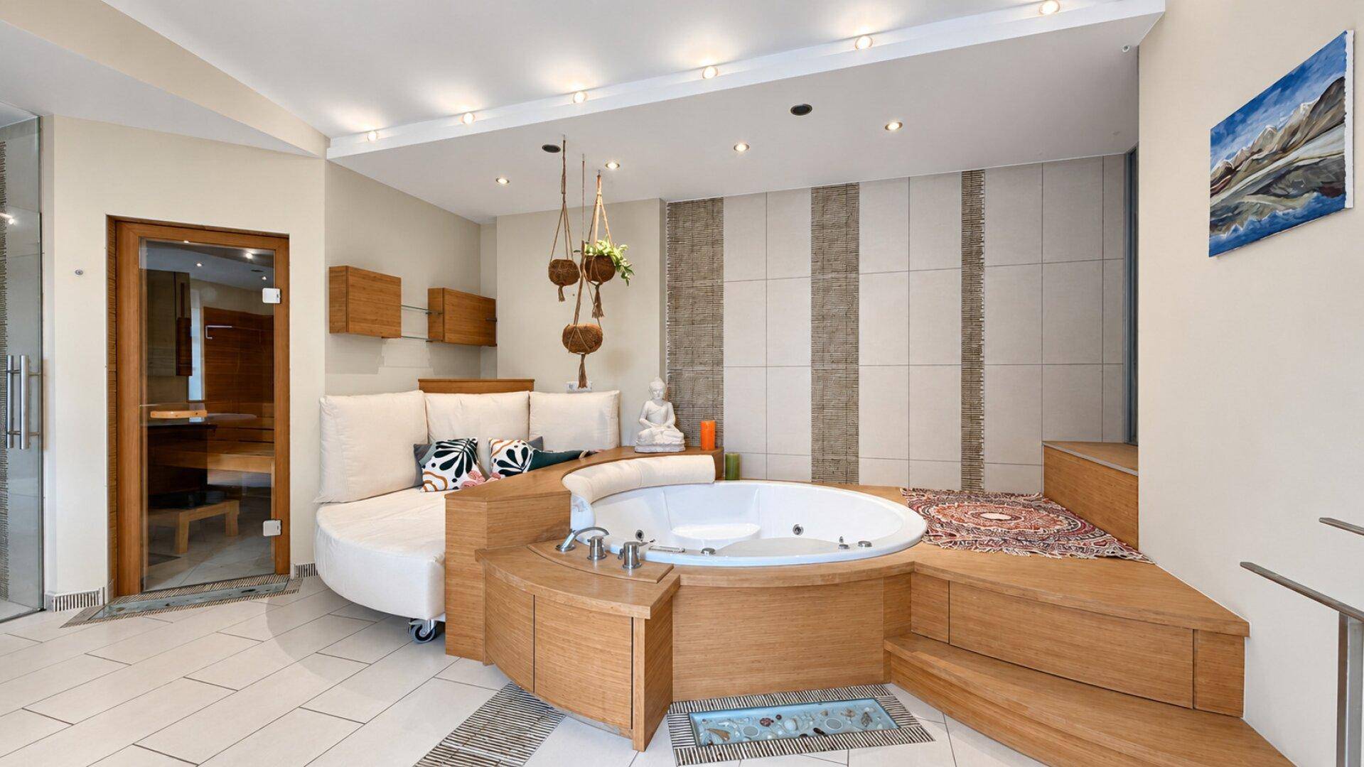 Exklusiver Wellnessbereich mit Whirlpool, Sauna und Entspannungsecke.