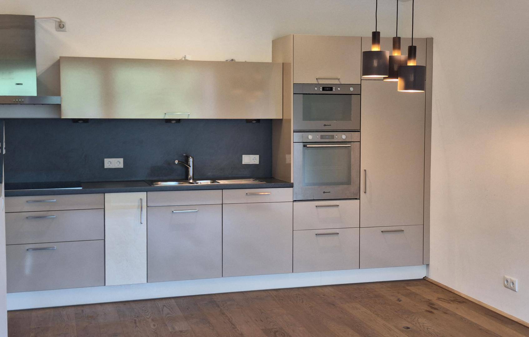 Stilvolle Dachgeschosswohnung mit beeindruckender Raumhöhe, Loggia und zusätzlichem Ankleide-/Abstellraum - Ansicht 2