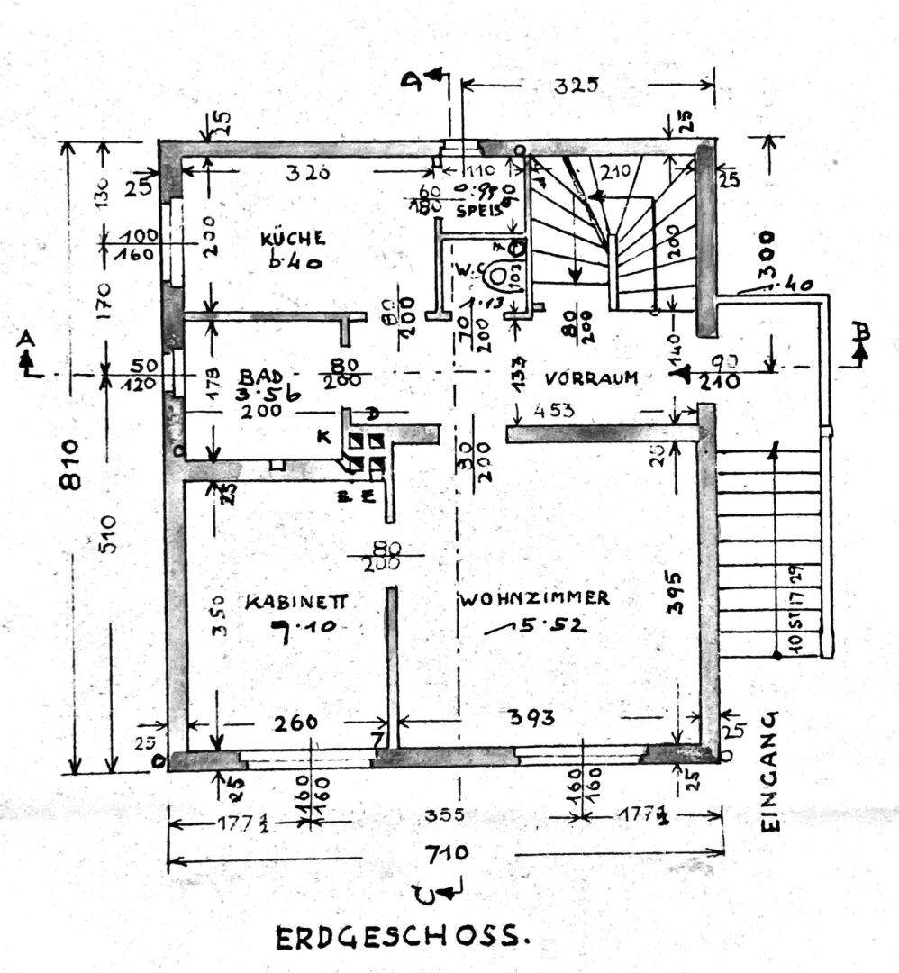 Handgezeichneter Grundriss des Erdgeschosses mit Raumaufteilung und Maßen.