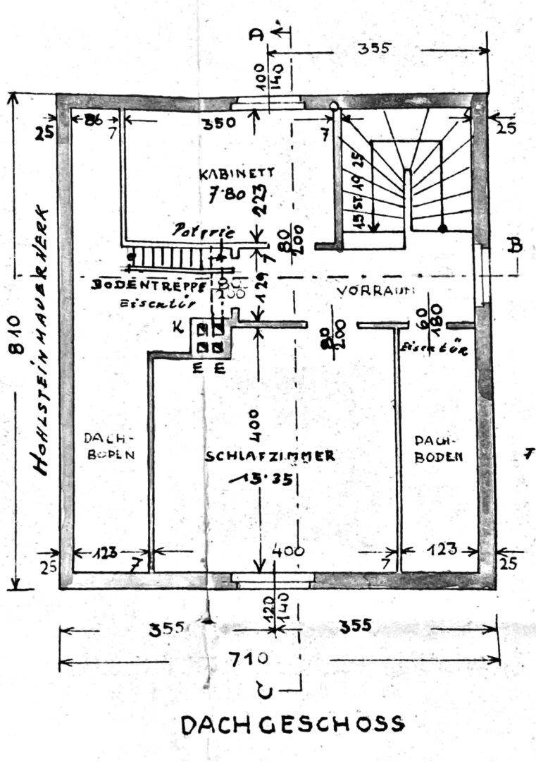 Handgezeichneter Grundriss des Dachgeschosses mit Schlafzimmer und weiteren Räumen.