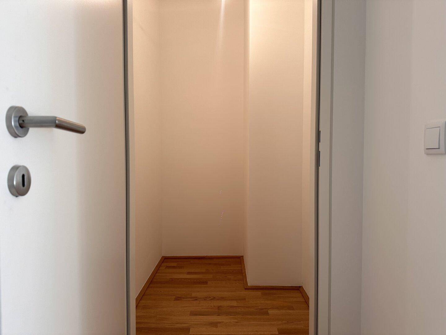 Kleiner Abstellraum mit Holzboden, ideal für zusätzlichen Stauraum in der Wohnung.