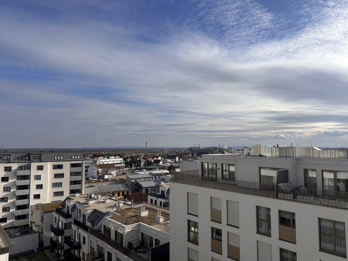 Panoramablick über die Stadt mit modernen Wohngebäuden und weitem Horizont.