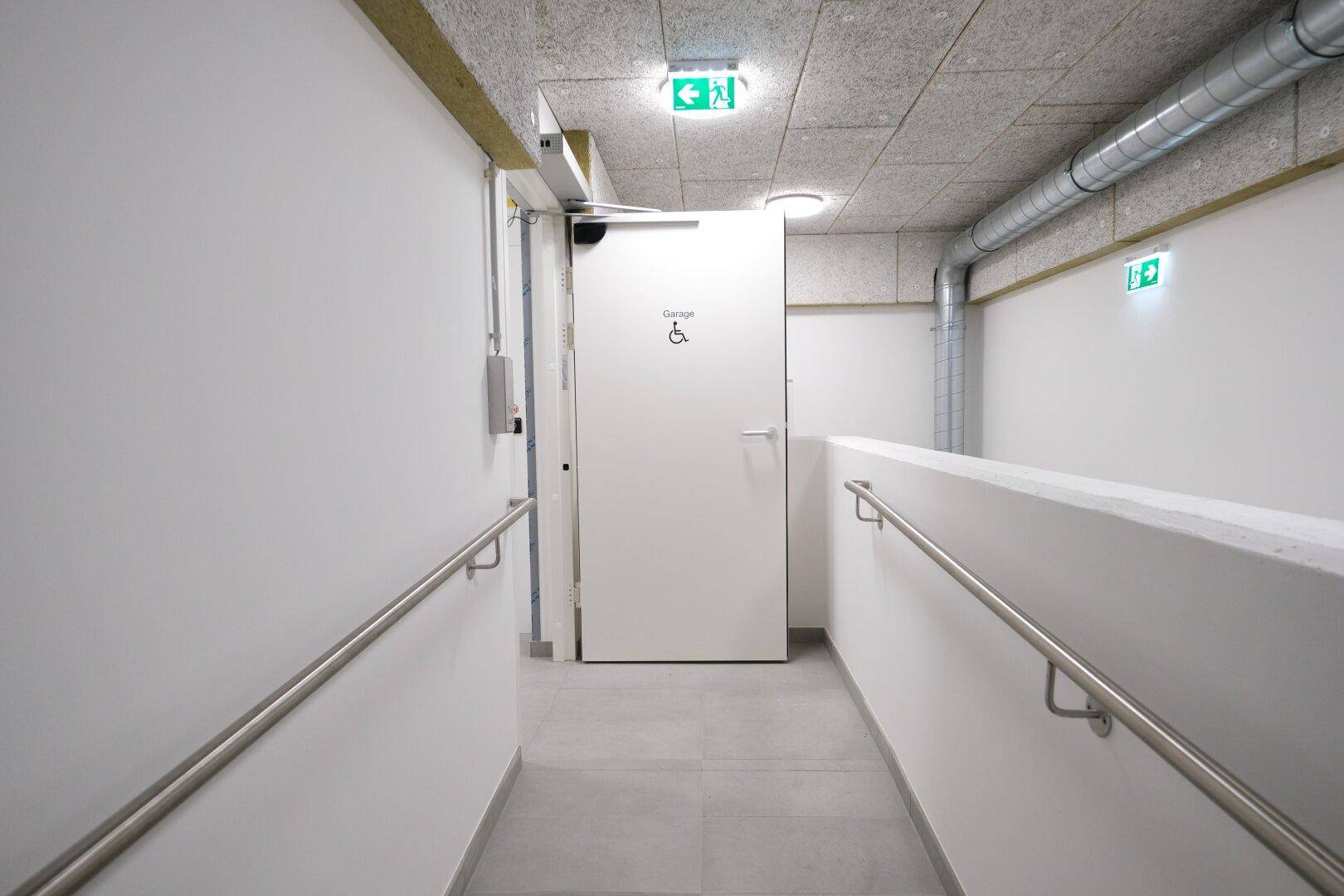 Barrierefreier Zugang zur Garage mit Rampe und Handläufen.