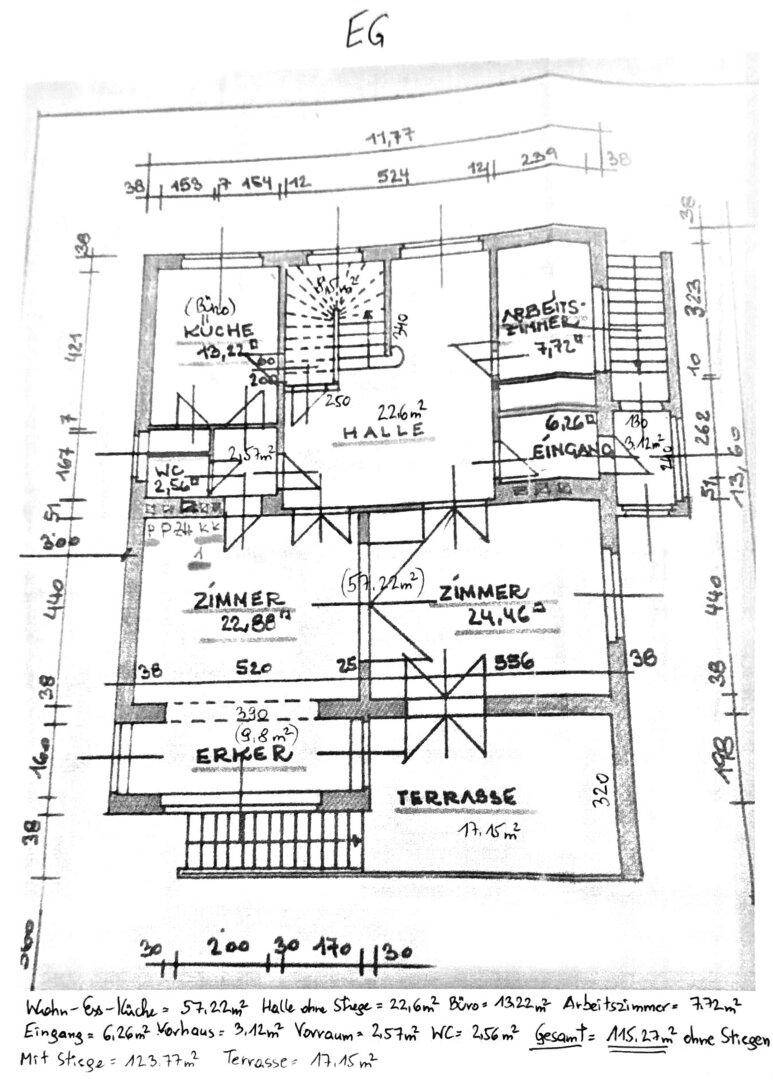 Grundriss des Erdgeschosses mit Küche, Arbeitszimmer, WC und großer Terrasse.