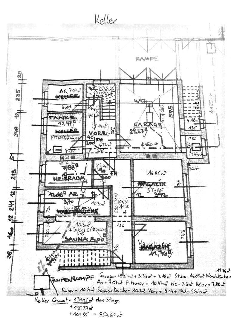 Handgezeichneter Grundriss des Kellers mit Fitnessraum, Sauna und Garage.