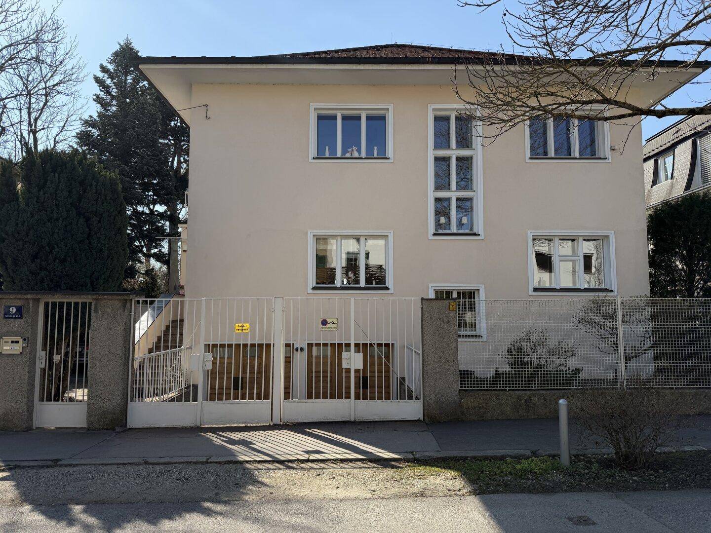 Vorderansicht des Hauses von der Straße aus mit Eingangstor und gepflegter Fassade.