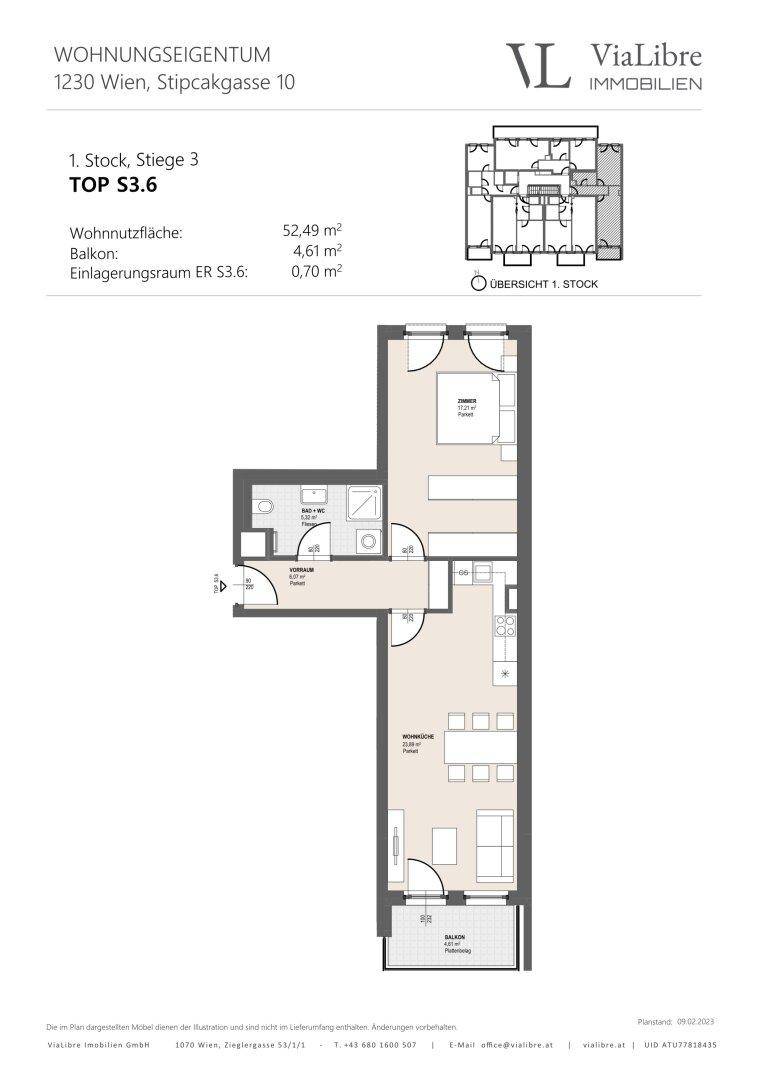 Grundriss einer Wohnung im ersten Stock mit Balkon, Schlafzimmer und offenem Wohnbereich.