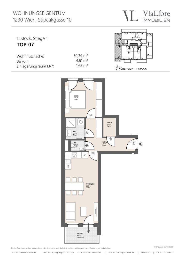Grundriss einer Wohnung im ersten Stock mit Balkon und separatem Schlafzimmer.