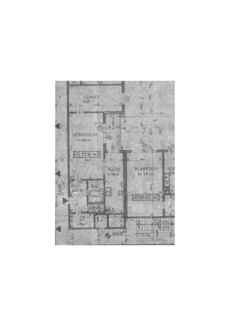 Detaillierter Grundriss einer Wohnung mit verschiedenen Räumen, Balkon und separatem WC.