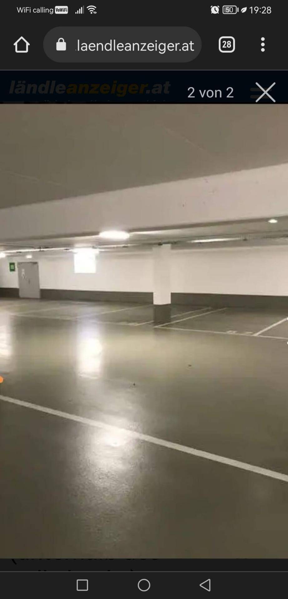 Leere Tiefgarage mit markierten Parkplätzen, Betonpfeilern und glattem Betonboden.