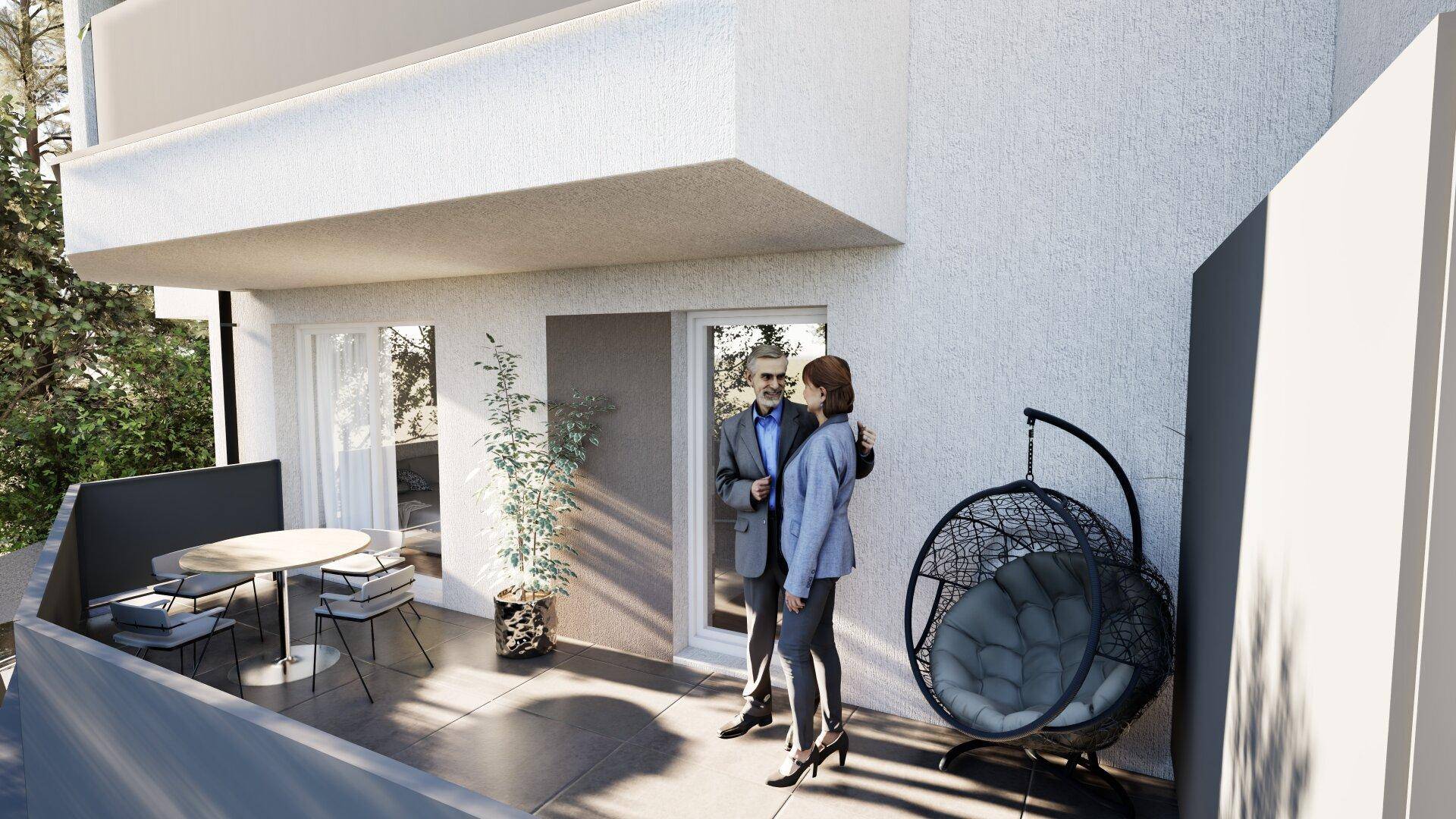 Geräumiger Balkon mit Sitzgelegenheiten und einem Hängesessel, ideal zum Entspannen.