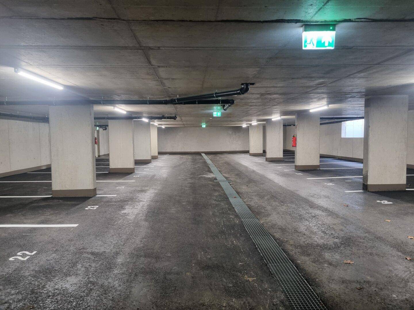Geräumige Tiefgarage mit vielen Parkplätzen und guter Beleuchtung.