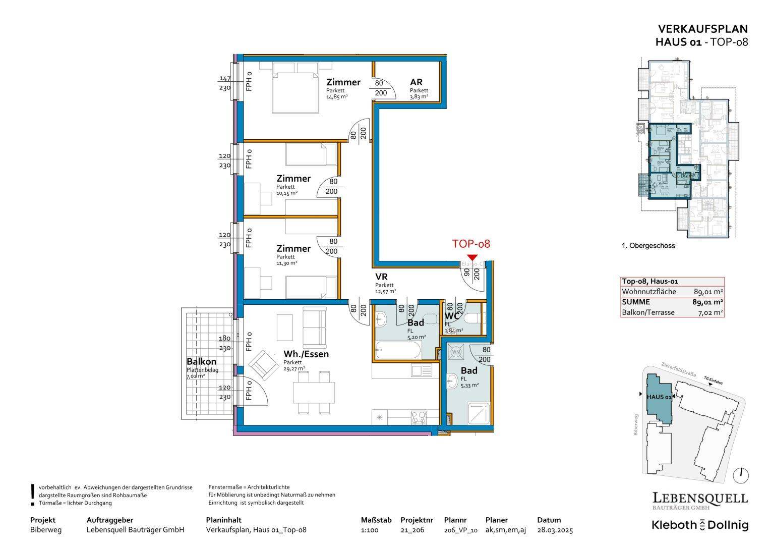 Grundriss der Wohnung TOP-08 mit offenem Wohn-Essbereich, drei Zimmern, zwei Bädern und Balkon.
