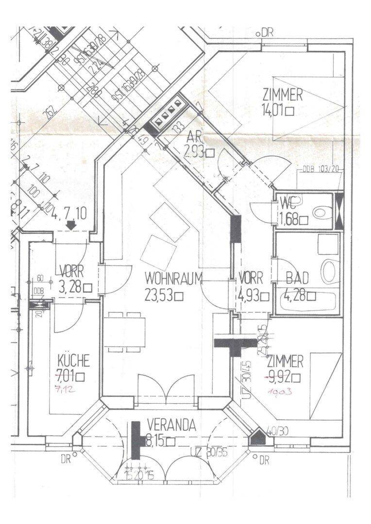 Grundrissplan einer Wohnung mit Wohnraum, Küche, Zimmern und Veranda.