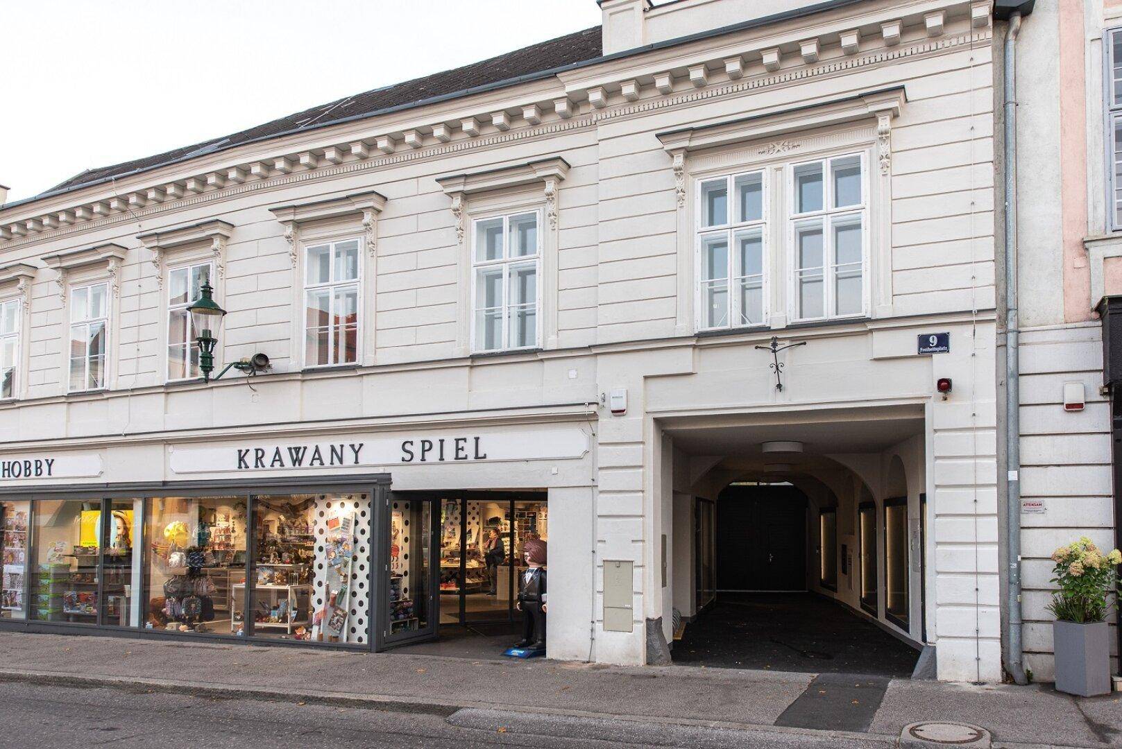 Historisches Gebäude mit Ladenlokal im Erdgeschoss und einem Durchgang zum Innenhof.