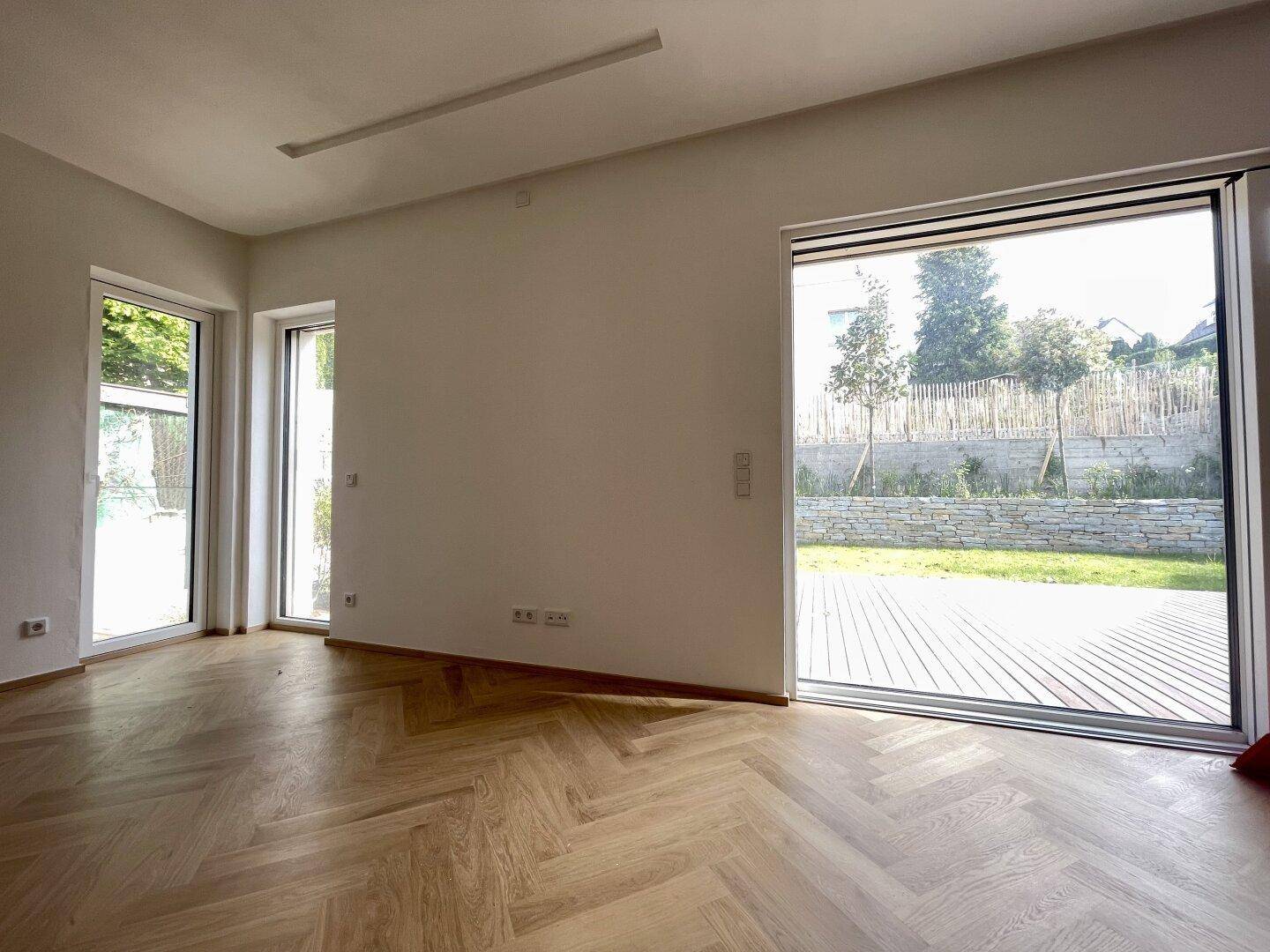 Exklusives Einfamilienhaus mit großem Pool und Fernsicht - Mehr